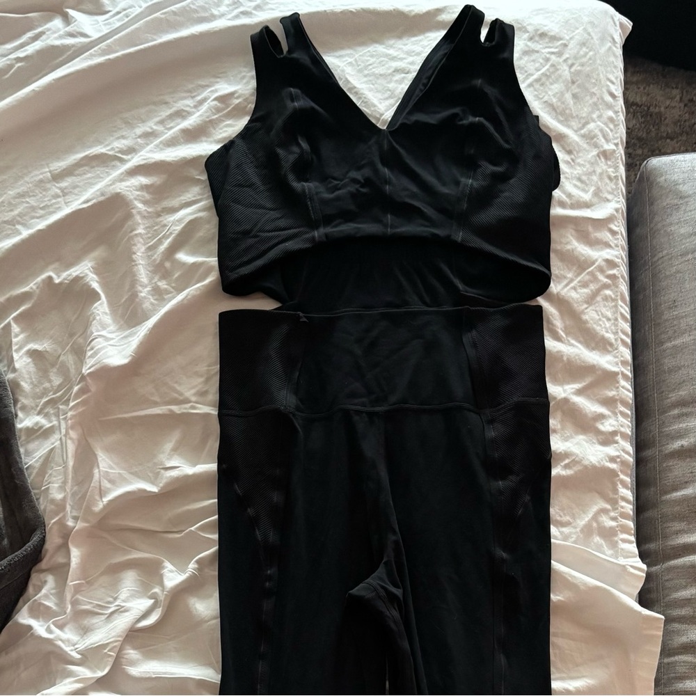 Nike NWT Yoga Luxe DRI-FIT Infinalon Jumpsuit Size L Tight Fit Open Stomach - Picture 3 of 16